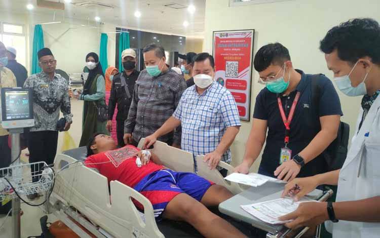 Bupati Kotawaringin Timur, Halikinnor mengunjungi korban keracunan wadai ipau di RSUD dr. Murjani Sampit, Sabtu, 1 April 2023. (FOTO: DEWIP)