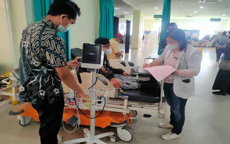 Korban keracunan kue ipau saat mendapatkan perawatan di ruang igd rumah sakit Dr. Murjani Sampit (FOTO: BUDDI)
