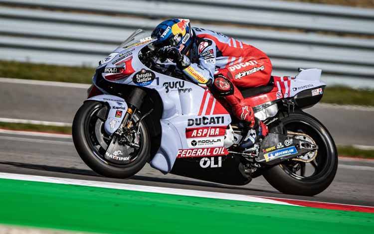 Pebalap tim Gresini Racing Alex Marquez saat berlaga pada balapan pembuka MotoGP 2023 di Sirkuit Internasional Algarve Portimao, Portugal, Minggu (26/3/2023). ANTARA/HO/MotoGP-Gresini Racing