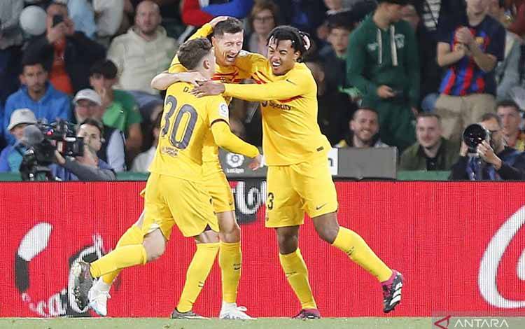 Robert Lewandoski (tengah) merayakan golnya bersama dengan Gavi (kiri) dan Jules Kounde (kanan) dalam pertandingan Liga Spanyol pekan ke-27 Liga Spanyol di Martinez Valero stadium pada 1April 2023. ANTARA/AFP/M. RAMON