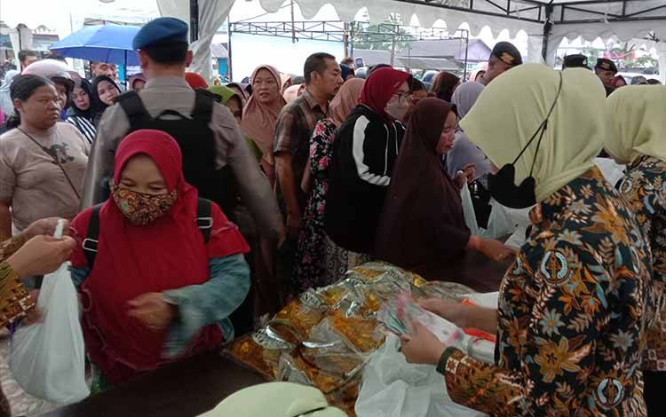 Masyarakat Sukamara saat antre sembako murah di Pasar Saik beberapa waktu lalu. (FOTO: NORHASANAH)