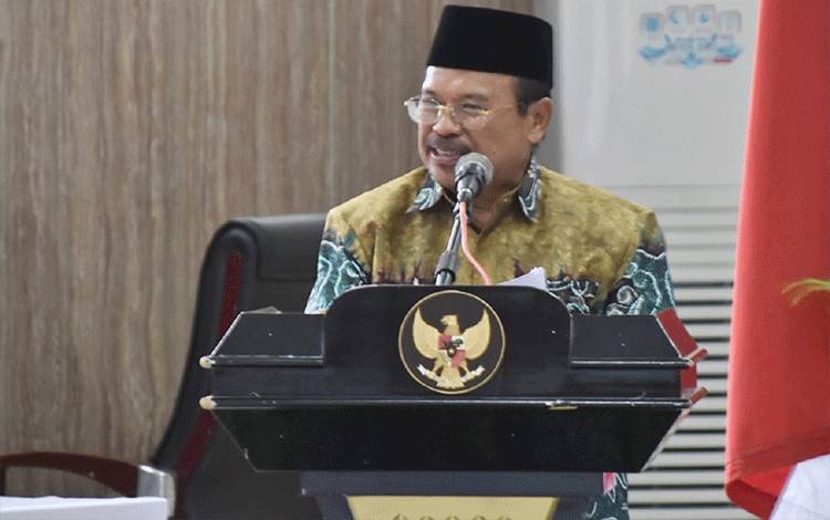 Sekda Provinsi Kalteng H. Nuryakin sampaikan sambutan Ramadan Leadership Camp Ikatan Cendekiawan Muslim Se-Indonesia (ICMI) Organisasi Wilayah (Orwil) Kalteng, di Aula Bapeddalitbang Provinsi Kalteng akhir pekan ini. (FOTO: HERMAWAN)