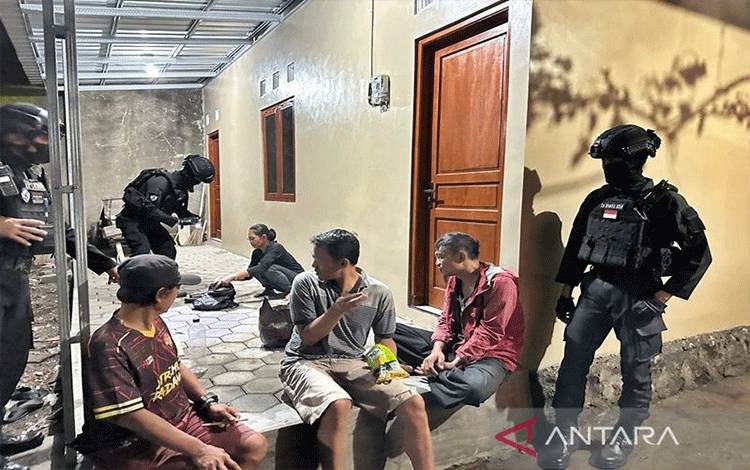 Petugas Polresta Surakarta saat mengamankan empat warga yang sedang asyik pesta minuman beralkohol di Baton Gede Panularan Kecamatan Laweyan, Kota Surakarta, Minggu (2/4/2023) dini hari. ANTARA/Bambang Dwi Marwoto.