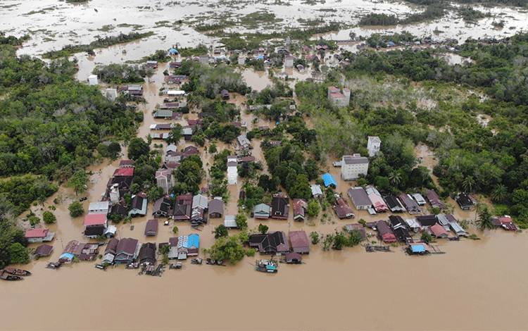Kondisi banjir di Desa Pujon Kecamatan Kapuas Tengah Kabupaten Kapuas. (FOTO: IST)
