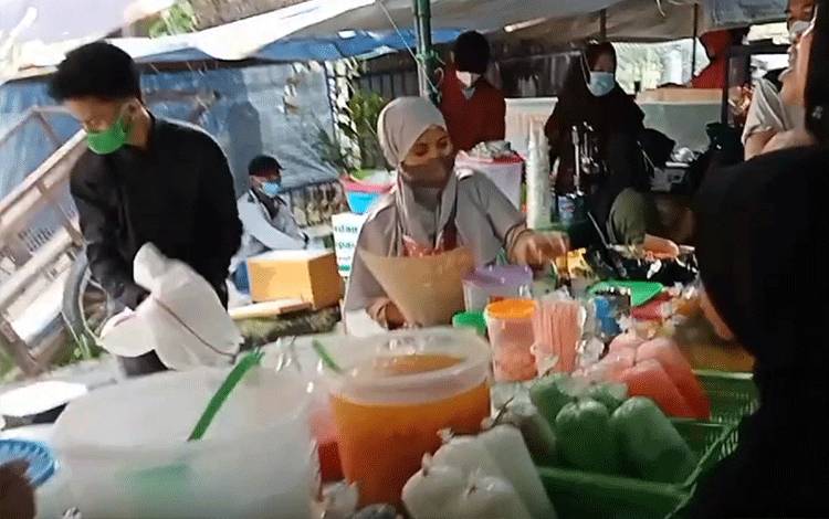 Pedagang sedang menjajakan makanannya di Pasar Ramadan di kawasan Yos Sudarso Kota Palangka Raya. (FOTO: IST)