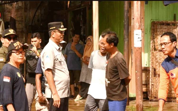 Wakil Bupati Sugianto Panala Putra bersama Sekda Muhlis dan Pejabat Lingkup Pemkab Barito Utara melakukan peninjauan banjir dalam kota Muara Teweh, Minggu, 2 April 2023.(foto: Dhani)