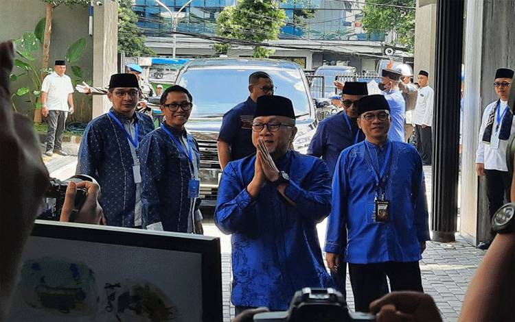 Ketua Umum (Ketum) Partai Amanat Nasional (PAN) Zulkifli Hasan menyapa awak media saat tiba di Kantor DPP PAN, Jakarta, Minggu (2/4/2023). ((ANTARA/Fath Putra Mulya))