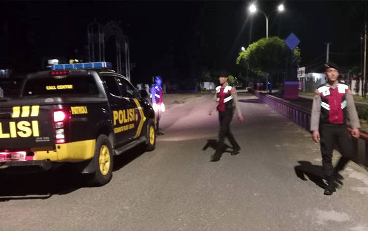 Personel kepolisian dari Polres Seruyan menggiatkan patrol dalam rangka mencegah tindak kriminalitas terutama pada malam hari, Minggu, 2 April 2023. (FOTO : Polres Seruyan)