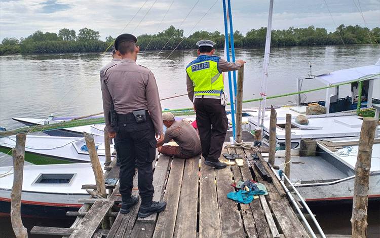Personel Polres Seruyan saat berpatroli dengan menyambangi masyarakat nelayan di kawasan pesisir Kuala Pembuang, Minggu, 2 April 2023.(Foto ; Polres Seruyan )