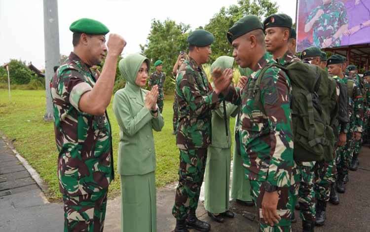 Danrem 102 Panju Panjung Brigjend TNI Bayu Permana berangkatkan kloter pertama Pamobvitnas PT Freeport Indonesia ke Papua, Senin, 3 April 2023. (FOTO: YONIF 631/ATG)