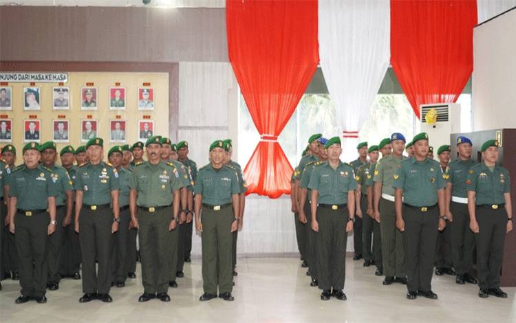Upacara kenaikan pangkat prajurit TNI di Korem 102 Panju Panjung. (FOTO: PENDIM)