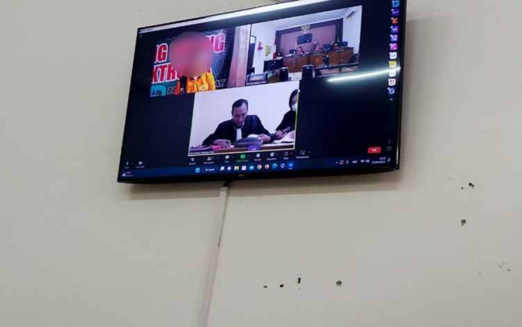 Terdakwa (Kiri Atas) saat menjalani sidang virtual di Pengadilan Negeri Palangka Raya, Senin, 3 April 2023. (FOTO: APRIANDO)