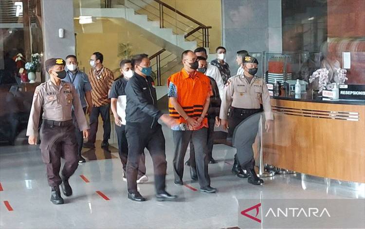 Tersangka dugaan gratifikasi Rafael Alun Trisambodo dibawa petugas menuju ruang konferensi pers di Gedung Merah Putih KPK, Jakarta Selatan, Senin (3/4/2023). ANTARA/Fianda Sjofjan Rassat.