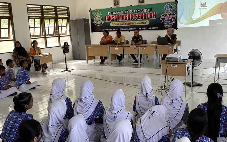 Kejari Lamandau menggelar kegiatan Jaksa Masuk Sekolah di SMAN 1 Bulik. (FOTO : HENDI NURFALAH)