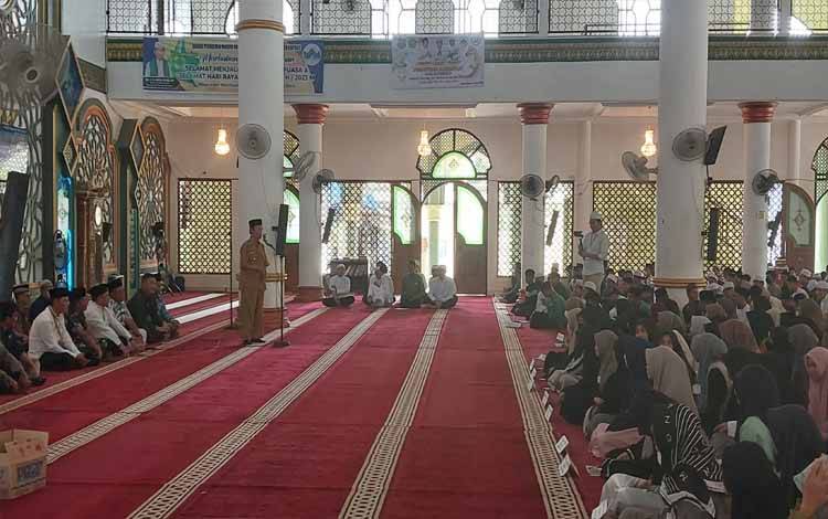 Wakil Bupati Kapuas, Nafiah Ibnor saat memberikan sambutan dalam pembukaan Pesantren Ramadan di Masjid Agung Al-Mukarram, Selasa, 4 April 2023. (FOTO: DODI)