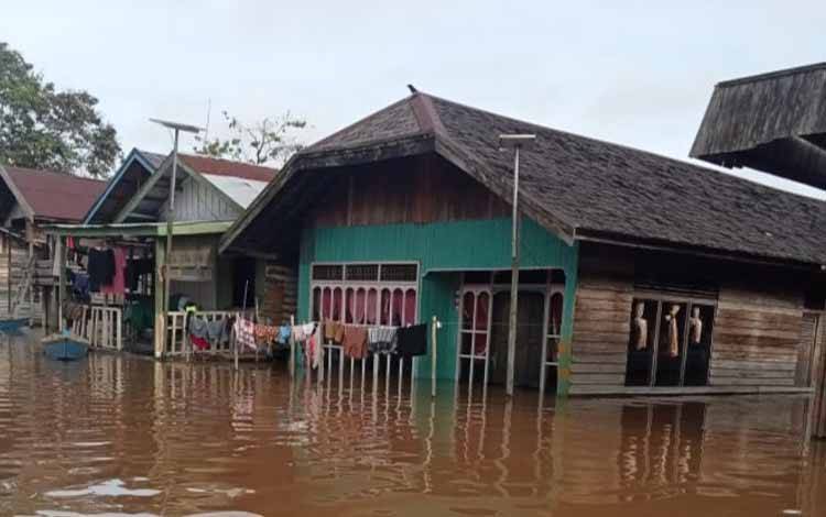 Banjir terjadi di wilayah Kecamatan Mantangai, Kabupaten Kapuas, baru-baru ini. (FOTO: IST)