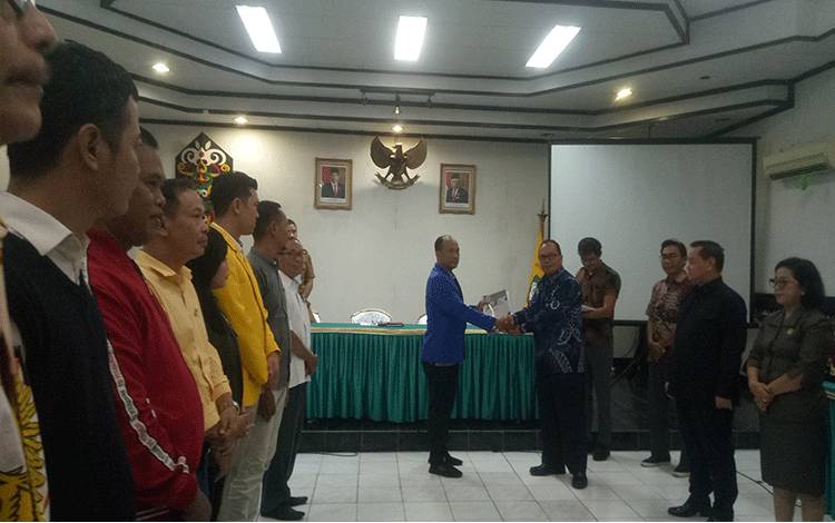 Penyerahan LPH kepada anggota parpol oleh BPK Perwakilan Provinsi Kalimantan Tengah, di Aula Anggrek Tewu Lantai II Setda Kotim, Selasa, 4 April 2023. (FOTO:NISA)
