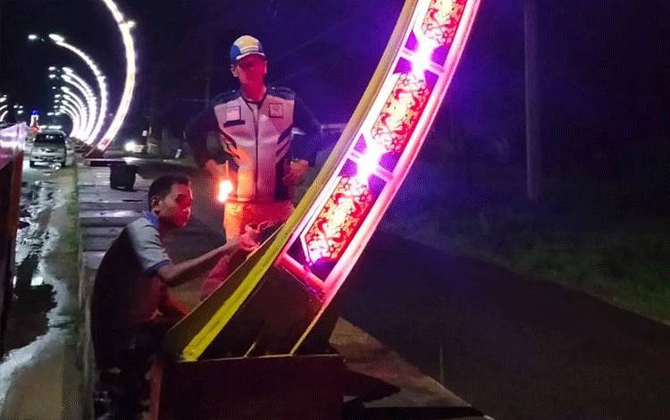 Tim PJU Bidang Sarpras Dishub Kotim melakukan pengembalian warna lampu Terowongan Nur Mentaya, Selasa, 4 April 2023. (FOTO: IST)