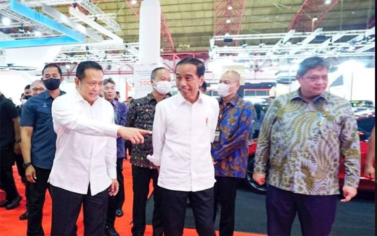 Dokumentasi - Ketua MPR RI Bambang Soesatyo (kiri) saat mendampingi Presiden RI Joko Widodo meninjau selasar pameran otomotif IIMS 2023 di JIExpo Kemayoran, Jakarta, Kamis (16/2/2023). (ANTARA/HO-MPR RI)