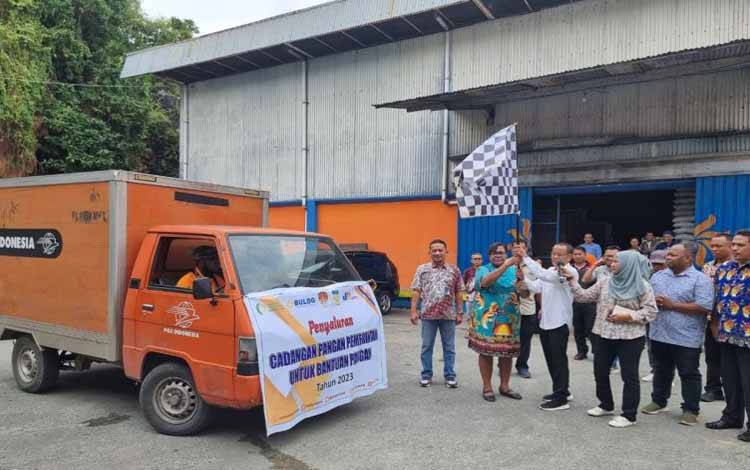 Armada PT Pos Indonesia mendistribusikan bantuan sosial (Bansos) beras di kota Jayapura, Papua. (Antara/HO/Pos Indonesia)