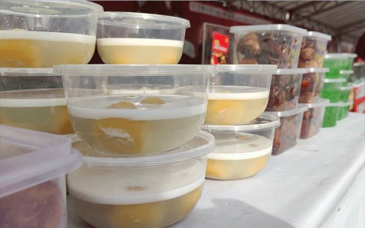 Jajanan kue takjil yang dijual di Pasar Ramadan di Kota Palangka Raya, Rabu, 5 April 2023. (HERMAWAN DP)