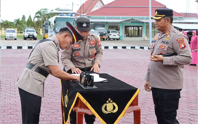 Kapolres Seruyan AKBP Gatot Istanto, S.I.K.,memimpin pelaksanaan serah terima jabatan Kasat Res Narkoba dan Kasi Propam Polres Seruyan. Rabu, 5 April 2023. (Foto : Polres Seruyan)