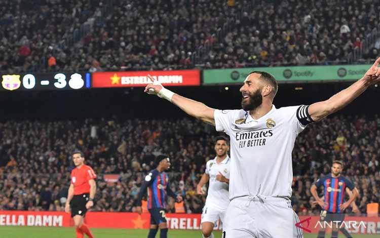 Selebrasi Karim Benzema setelah mencetak gol keempat Real Madrid dalam pertandingan leg kedua semifinal Copa del Rey melawan Barcelona di Camp Nou pada 6 April 2023. ANTARA/AFP/PAU BARRENA