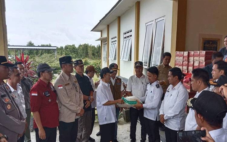 Wakil Bupati Kapuas, HM Nafiah Ibnor secara menyerahkan bantuan logistik di Kecamatan Kapuas Tengah. (FOTO: BPBD KAPUAS)