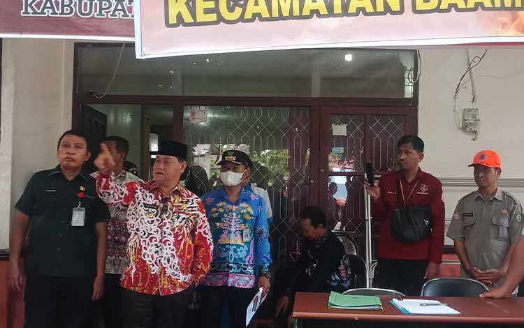 Bupati Kotawaringin Timur, Halikinnor mengunjungi posko kebakaran di Rumah Jabatan Camat Baamang, Jalan Cristopel Mihing, Kamis, 6 April 2023. (FOTO: DEWIP)