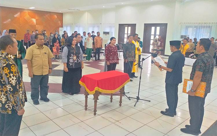 Wali Kota Palangka Raya Fairid Naparin melantik 95 Pejabat Administrator dan Pengawas di GPU Palampang Tarung, Kamis 6 April 2023. (FOTO: ROKIM)