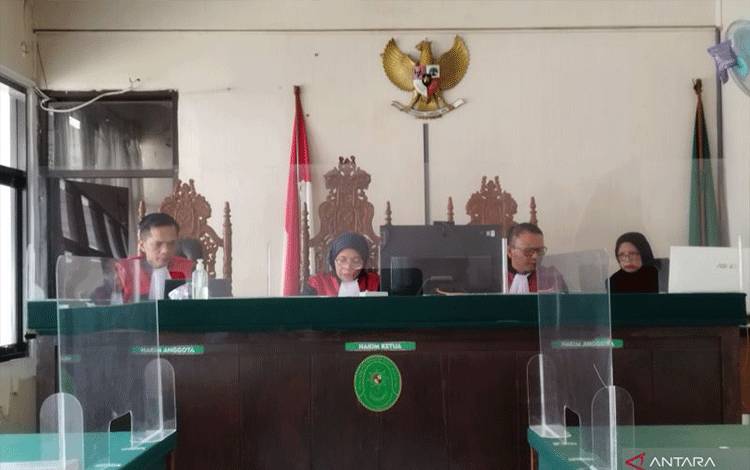 Majelis hakim menggelar sidang vonis kasus pasutri aniaya ART di Pengadilan Negeri Bale Bandung, Kabupaten Bandung, Jawa Barat, Kamis (6/4/2023). (ANTARA/Bagus Ahmad Rizaldi)