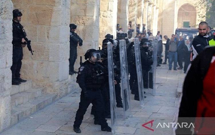 Arsip - Pasukan keamanan Israel berjaga saat terlibat bentrok dengan warga Palestina di kompleks Masjid Al Aqsa di Yerusalem Timur (22/4/2022). (ANTARA/Xinhua/Muammar Awad/aa.)