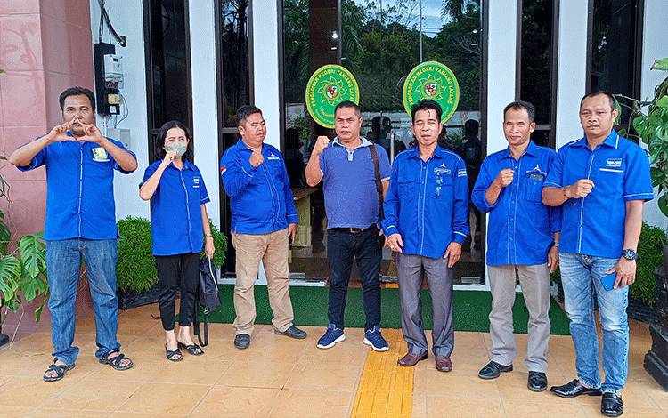 Pengurus DPC Partai Demokrat Barito Timur berfoto bersama usai menyerahkan surat permohonan perlindungan hukum dan keadilan ke Pengadilan Negeri Tamiang Layang, Kamis, 6 April 2023. (FOTO: BOLE MALO)