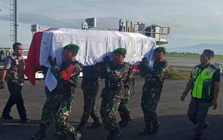 Jenazah korban baku tembak di Papua saat tiba di Bandara Lombok, Nusa Tenggara Barat, Rabu (5/4/2023) (ANTARA/Humas Kodim 1620 Lombok Tengah)