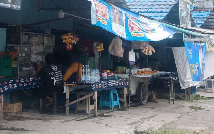 Pedagang makanan berjualan secara terbuka saat bulan Ramadan di salah satu sudut Taman Kota Sampit. (FOTO: DEWIP) 