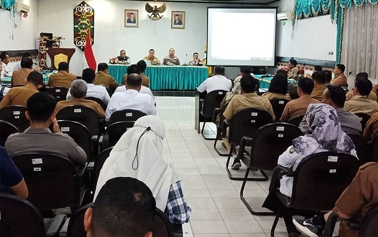 Rapat koordinasi lintas sektor Pemkab Kotawaringin Timur dalam rangka menghadapi Hari Raya Idul Fitri 1444 Hijriah. (FOTO: DEWIP)