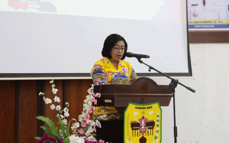 Wakil Bupati Gunung Mas Efrensia L.P Umbing membacakan sambutan tertulis Bupati Jaya S Monong, paparkan realisasi APBD triwulan I TA 2023, Kamis, 6 April 2023. (FOTO: DISKOMINFOFSANTIK GUMAS)