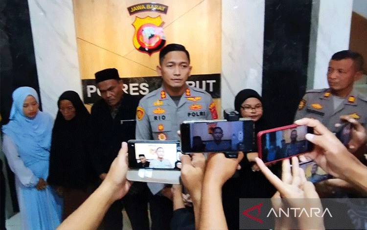 Kepala Kepolisian Resor Garut AKBP Rio Wahyu Anggoro memberikan keterangan pers terkait bantuan membawa warga yang gangguan mental ke rumah sakit jiwa di Kabupaten Garut, Jawa Barat, Jumat (7/4/2023). (ANTARA/Feri Purnama)