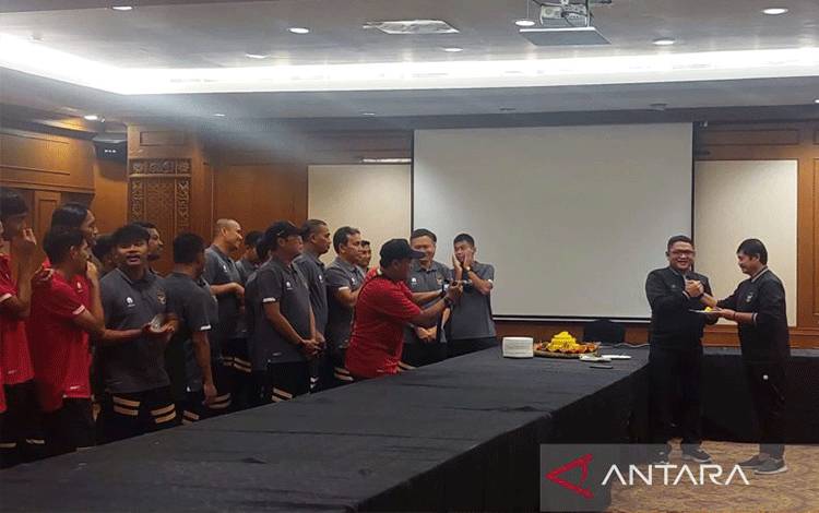 Timnas sepak bola Indonesia U-22 yang dipersiapkan untuk SEA Games 2023 Kamboja mengadakan syukuran setelah Merah Putih terbebas dari sanksi berat FIFA di Hotel Sultan, Senayan, Jakarta, Jumat (7/4/2023). (ANTARA/Muhammad Ramdan)