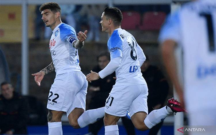 Bek Napoli Giovanni Di Lorenzo (kir) merayakan gol pertama timnya dalam pertandingan Liga Italia lawan Lecce pada 8 April 2023. ANTARA/AFP/FILIPPO MONTEFORTE