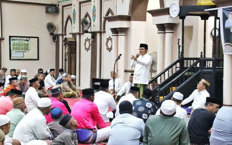 Wakil Ketua MPR RI Fadel Muhammad memberikan tausiah dalam acara Peringatan Malam Nuzulul Quran di Masjid Agung Baiturrahman, Gorontalo, Jumat (7/4/2023). ANTARA/HO-Humas MPR RI.