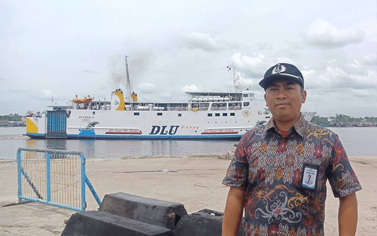 Manager Cabang DLU Sampit Hendrik Sugiharto memantau keberangkatan kapal Kirana III menuju Surabaya, Jumat, 7 April 2023. (FOTO: DEWIP)