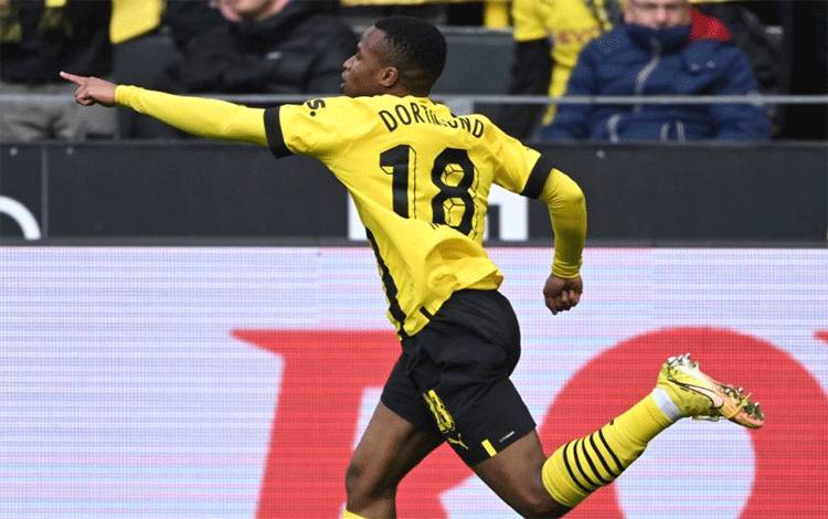Penyerang Borussia Dortmund Youssoufa Moukoko merayakan keberhasilannya mencetak gol ketika laga menghadapi Union Berlin pada pekan ke-27 Liga Jerman di Stadion Signal Iduna Park, Dortmund, Jerman, Sabtu (8/4/2023). (ANTARA/AFP/INA FASSBENDER)