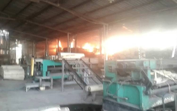 Kebakaran di pabrik plywood PT Kayu Lima Sejahtera di Desa Anjir Serapat Tengah, Kecamatan Kapuas Timur, Kabupaten Kapuas terbakar pada Minggu, 9 April 2023.