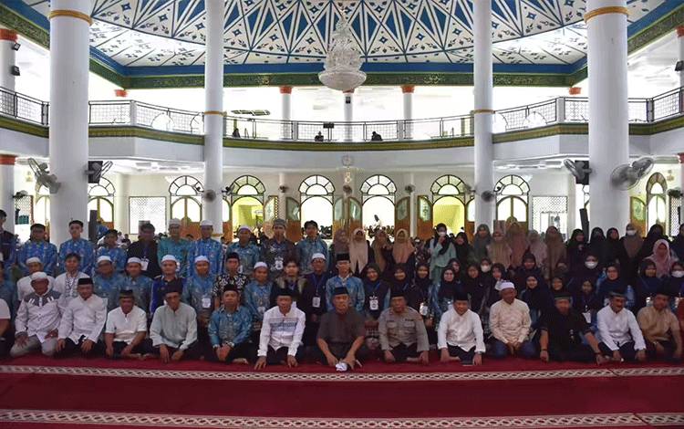 Jajaran Pemkab Kapuas dan unsur forkopimda bersama panitia dan peserta saat penutupan pesantren ramadan Masjid Agung Al-Mukarram. (FOTO: IST)