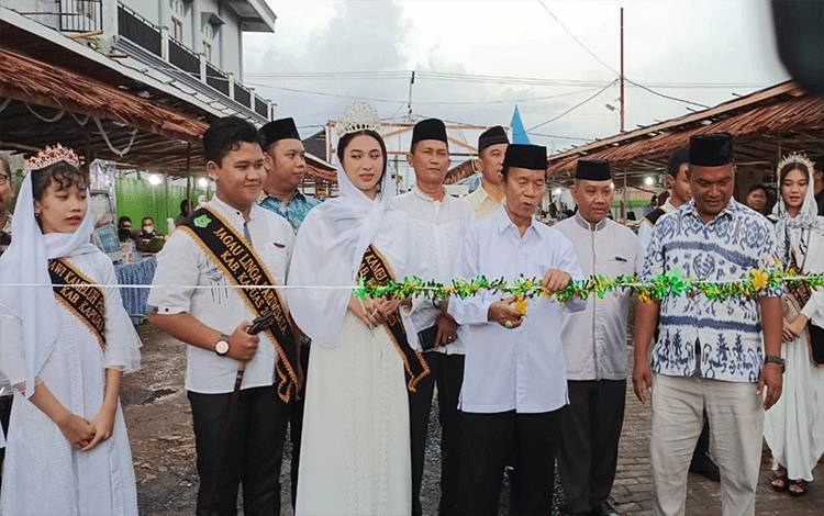 Wabup Kapuas HM Nafiah Ibnor saat membuka kegiatan bazar ramadan yang dilaksanakan Kadin Kapuas. (FOTO: IST)