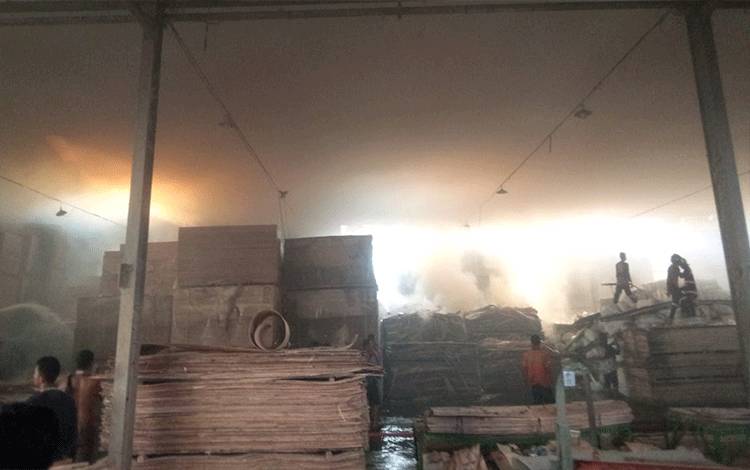 Kebakaran pabrik plywood PT Kayu Lima Sejahtera di Desa Anjir Serapat Tengah, Kecamatan Kapuas Timur, terbakar pada Minggu pagi, 9 April 2023. (FOTO: IST)