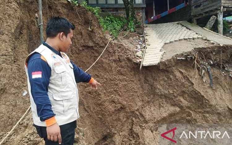 Tim reaksi cepat Badan Penanggulangan Bencana Alam Musi Banyuasin, Sumatera Selatan menunjukkan lokasi tanah longsor di Desa Keban II Kecamatan Sanga Desa, Ahad (9/4/2023) (ANTARA/ HO- BPBD Musi Banyuasin)