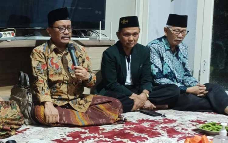 Ketua ISNU Jawa Timur Prof. Mas'ud Said Ph.D., (kiri) saat acara silaturahmi pengurus ISNU Jatim di Surabaya, Sabtu malam (8/4/2023). (ANTARA/ HO-ISNU Jatim)