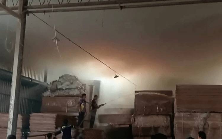 Kebakaran di Pabrik plywood PT Kayu Lima Sejahtera di Desa Anjir Serapat Tengah, Kecamatan Kapuas Timur, Kabupaten Kapuas terbakar pada Minggu, 9 April 2023. (FOTO: IST)